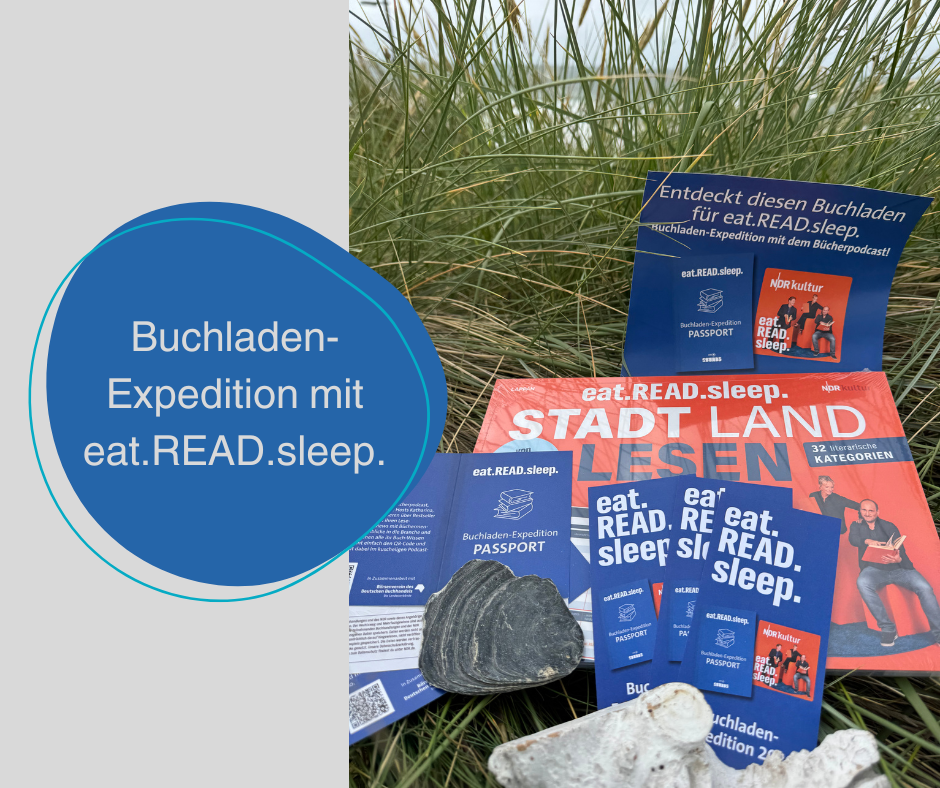 Flyer und Werbematerial zu Eat.Read.Sleep in den Sylter Dünen FOtografiert mit einer blauen Bubble mit dem folgenden Text: "Buchladenexpedition mit Eat.Read.Sleep"